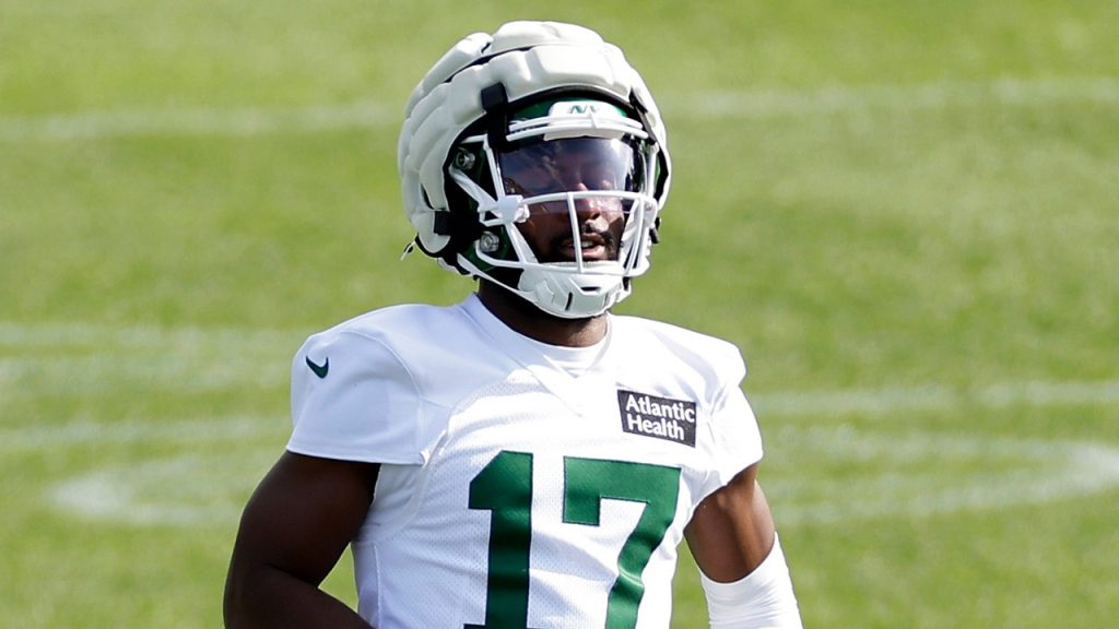 NYPD releases photos of suspect in shooting of Jets player Kris Boyd NYPD releases photos of suspect in shooting of Jets player Kris Boyd