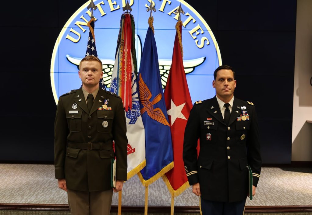 Aviators get Army’s highest non-combat award after deadly collision Aviators get Army’s highest non-combat award after deadly collision