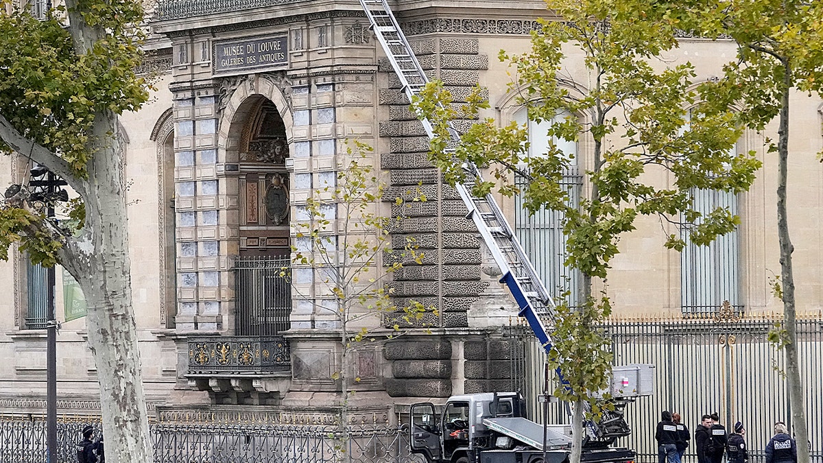 louvre museum building