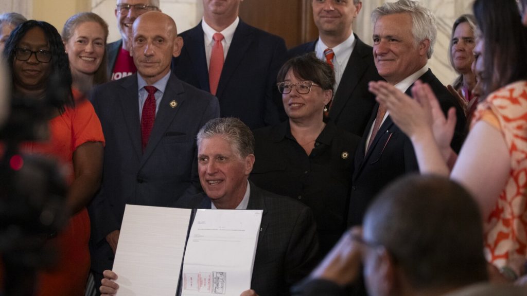 Rhode Island bans certain assault weapons