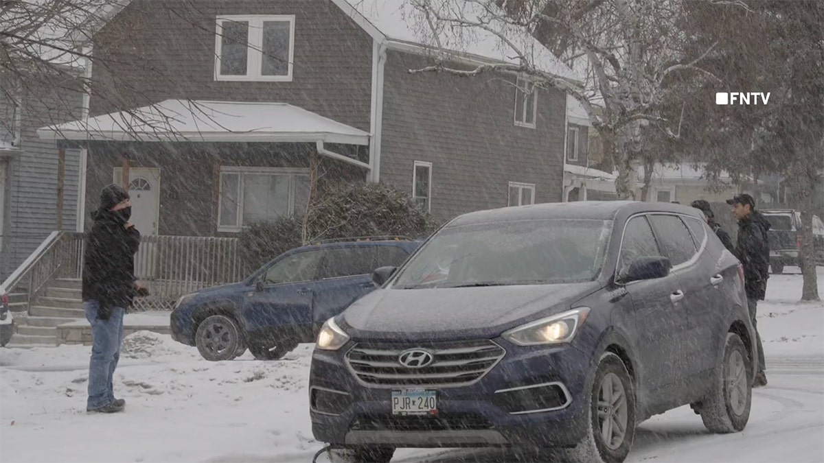 ice-agent-confronts-bystanders-minneapolis