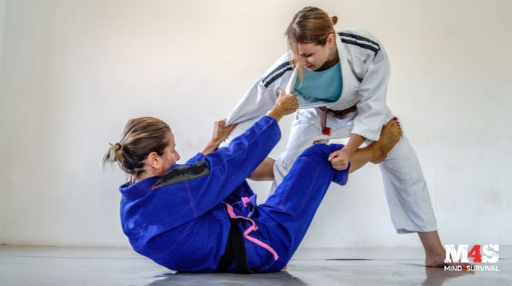 Women training in Jiu-Jitsu