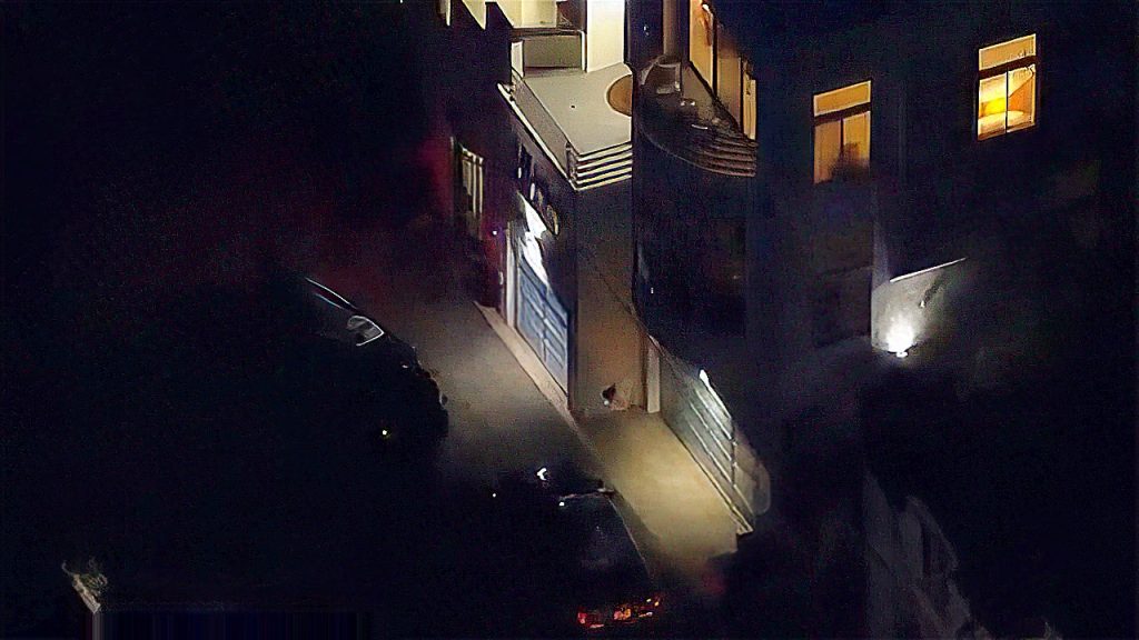 Los Angeles homeowner opens fire on burglary suspects fleeing in Studio City neighborhood Los Angeles homeowner opens fire on burglary suspects fleeing in Studio City neighborhood