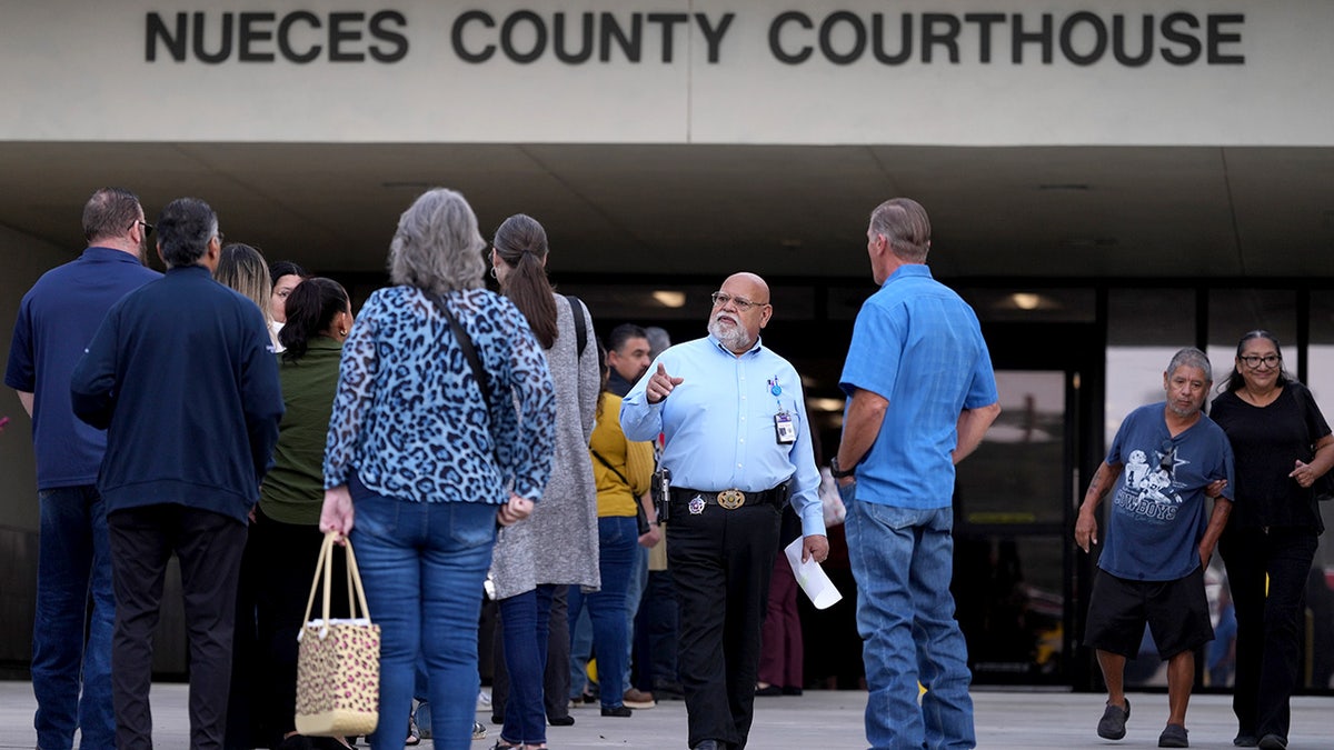 Officials monitor line outside Texas courthouse during jury selection